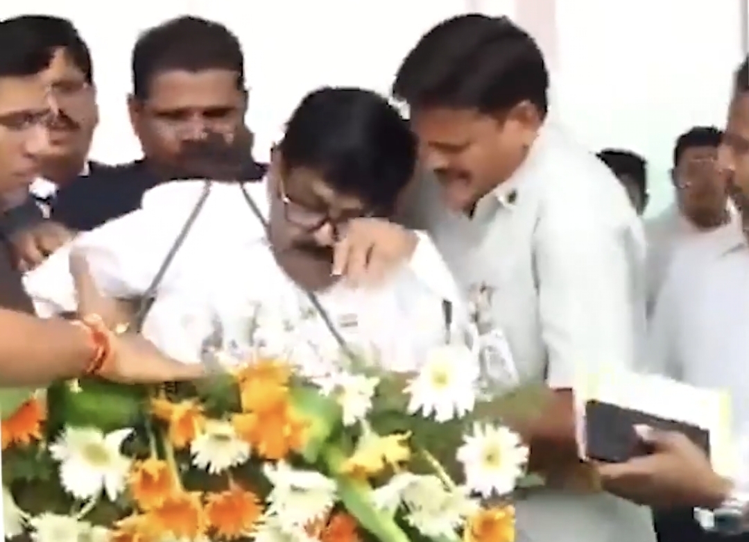 “ஐயோ, என்னாச்சு அவருக்கு?” மேடையிலேயே சரிந்து விழுந்த அமைச்சர்…. பயந்துபோன தொண்டர்கள்….!!