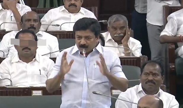 “காங்கிரஸ், பாஜக ரெண்டு பேருக்கும் ஒரே ஜீன் தான்” நீட் தேர்வை வச்சு ரெண்டும் அரசியல் பண்ணுது…. அதிமுக முன்னாள் அமைச்சர் சி.வி.சண்முகம் சாட்டையடி….!!