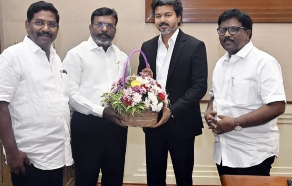 “தவெக ஆட்சி 5 வருஷம் தொடர முழு ஆதரவு தருவோம்” – முதலமைச்சர் விஜய்யுடன் திருமாவளவன் திடீர் சந்திப்பு…. பேரவையில் பெரும் பரபரப்பு….!!