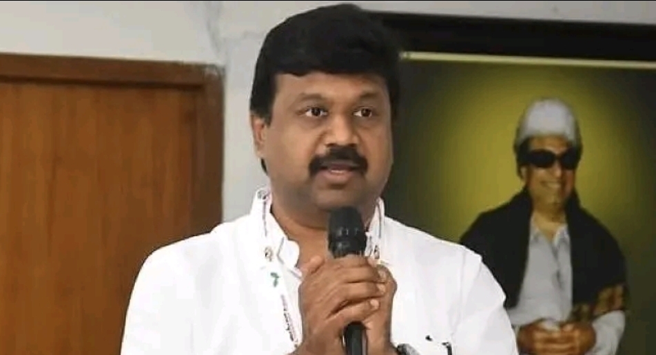 “லயோலா காலேஜ் ஃபிரண்ட்ஷிப்” CM விஜய்யை நோக்கி ஓடும் மூத்த தலைவரின் மகன்….? அதிமுகவில் திடீர் பிளவு….!!