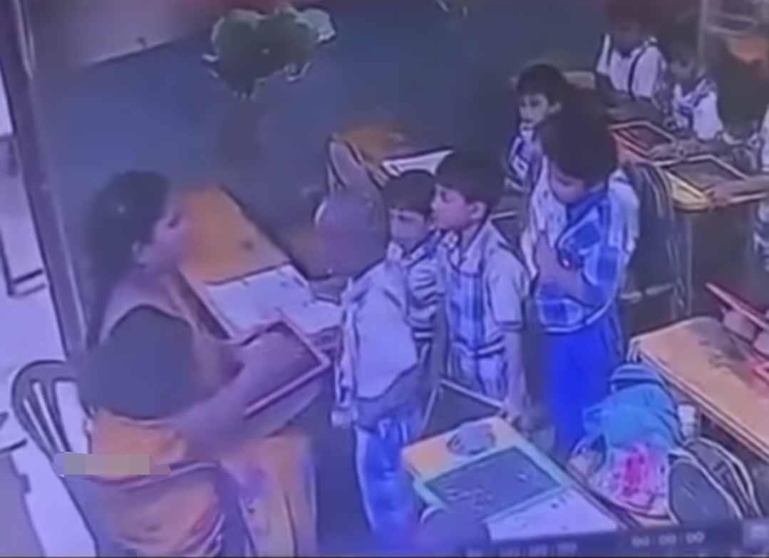 “டீச்சர் அடிச்சதுல தான் என் பையன் செத்துட்டான்?” ஹோம்வொர்க் செய்யாததால் அடித்த ஆசிரியை…. சுருண்டு விழுந்து உயிரிழந்த சிறுவன்….!!