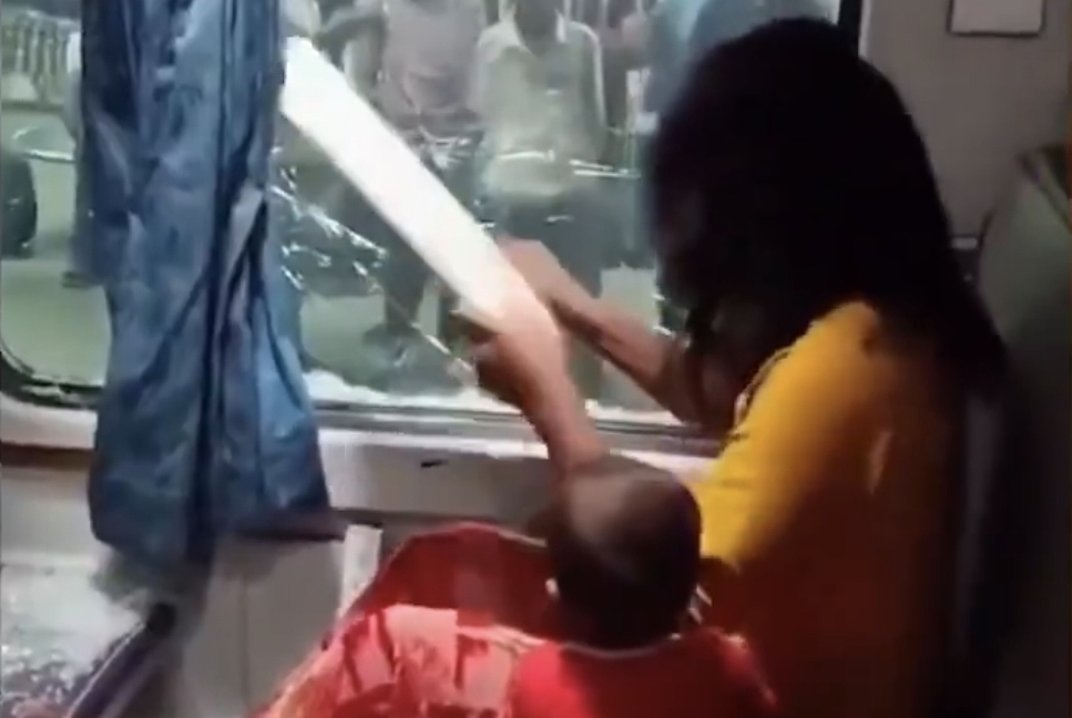 “எனக்கு நியாயம் கிடைச்சே ஆகணும்” போன், பணம் பறிபோன கடுப்பு…. ரயில் கண்ணாடியை அடித்து நொறுக்கிய பெண்….!!