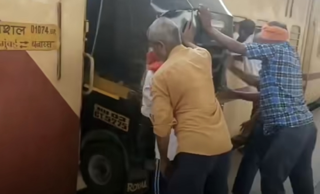 “அடப்பாவிங்களா இது என்ன புது பிளான்?” ரயிலுக்குள் ஆட்டோவை ஏற்றிய அட்ராசிட்டி…. கலாய்த்து தள்ளும் நெட்டிசன்கள்….!!