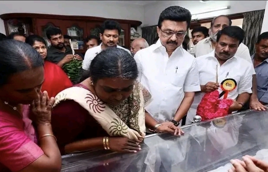​”30 ஆண்டுகால நிழல் மறைந்தது”​ கட்சிக்கும் எனக்கும் தூணாக இருந்தவர்…. மு.க.ஸ்டாலினின் உருக்கமான எக்ஸ் பதிவு….!!