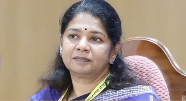 “பெண்களைப் பார்த்தா இளக்காரமா?” அநாகரிக தாக்குதல்களுக்கு கனிமொழி செம ரீ-ஆக்ஷன்… அரசியல் களத்தில் பரபரப்பு….!!