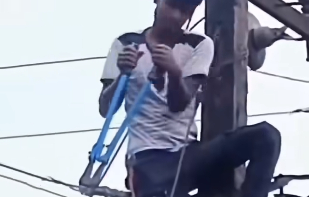 “காதலி போன் பிஸின்னா இப்படியா?” மொத்த ஊருக்கும் கரண்ட் கட் பண்ண காதலன்…. வைரலாகும் வீடியோ….!!