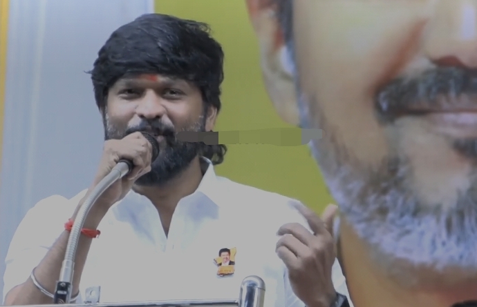“அண்ணனா, தம்பியா, மாமனா…. கடைசியில் புருஷனாக நிற்போம்” மேடையிலேயே உளறி கொட்டிய தவெக செளந்தரராஜா….!!