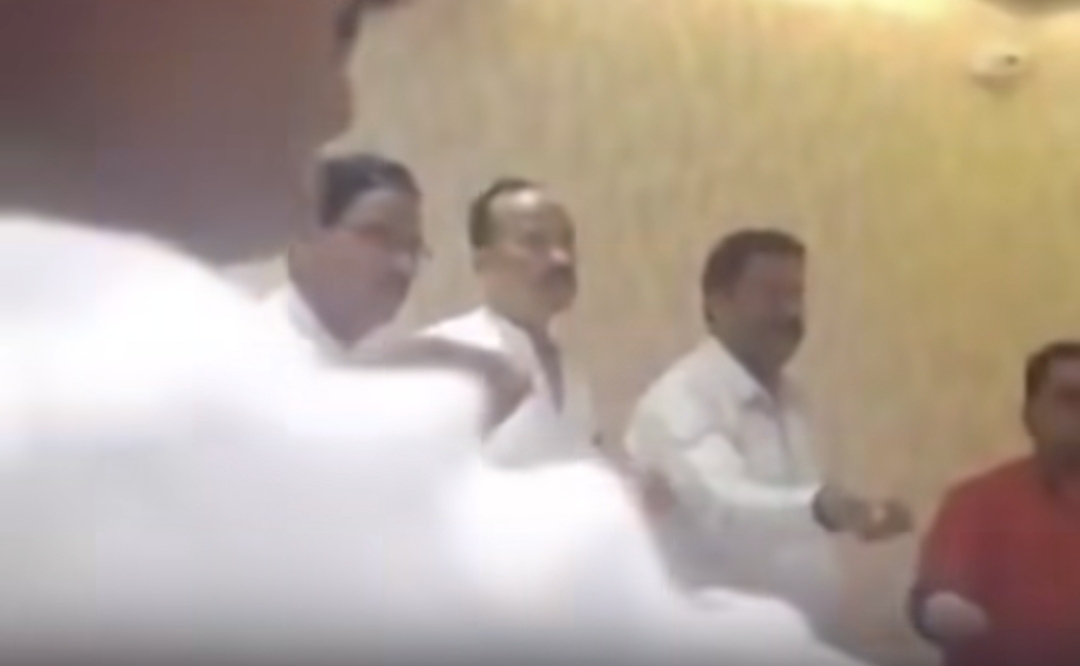 “கடவுள் சாட்சியா பணத்தை பிரிப்போம்” லஞ்ச பணத்தை பங்கு போட கங்கை நீருடன் சபதமா….? நொடியில் வைரலான காட்சி….!!