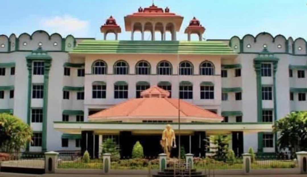 “சிறைக் கைதிகளுக்கு ஹேர் கட் கட்டாயமில்லை” மத நம்பிக்கையில் கையை வைக்காதீங்க…. உயர்நீதிமன்ற மதுரை கிளை அதிரடி உத்தரவு….!!