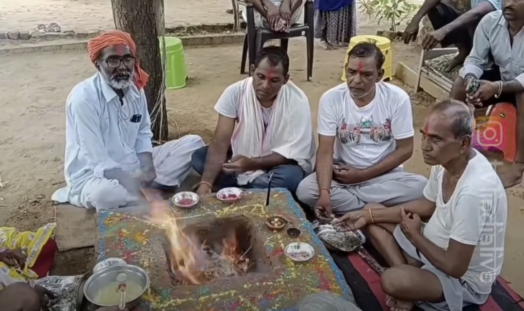 “கடவுளே…. சீனி விலையைக் குறைச்சுடுப்பா” – சர்க்கரை விலை உயர்வைக்கட்டுப்படுத்த ஹோமம்…. வைரலாகும் வேடிக்கை வீடியோ….!!