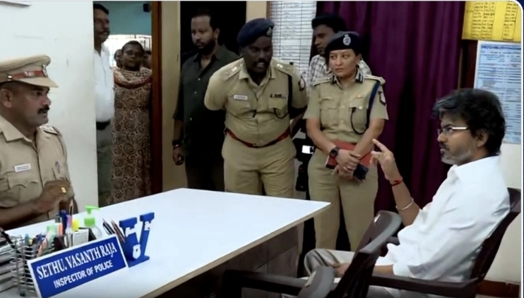 “காவல்நிலையத்தில் திடீர் விசிட்” – பார்வையாளர் இருக்கையில் அமர்ந்து ஆய்வு செய்த முதல்வர் விஜய்…. அதிகாரிகளுடன் அதிரடி ஆலோசனை….!!
