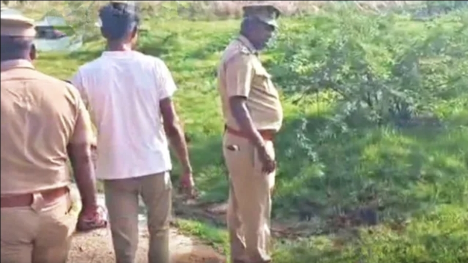 ​”சுடுகாட்டில் ரத்த வெள்ளத்தில் மிதந்த சடலம்” பிரபல ரவுடி சாகுல் ஹமீது வெட்டிப் படுகொலை…. பகீர் சம்பவம்….!!
