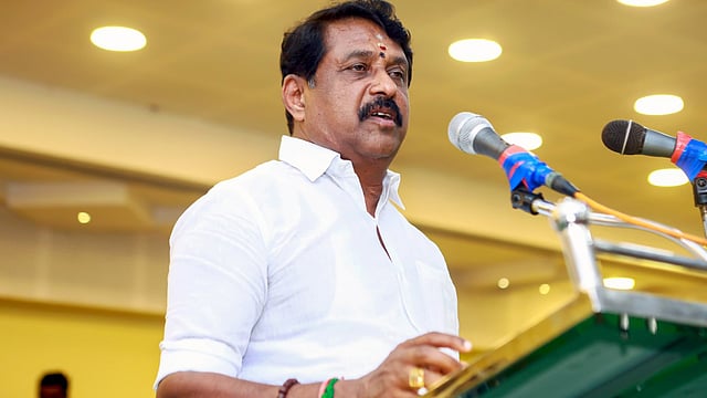 “17-வது இடத்திற்குத் தள்ளப்பட்ட தமிழகம்!” “74% சரிந்த முதலீடுகள்!” – தவெக ஆட்சியின் பொருளாதாரச் சீர்கேட்டால் முதலமைச்சர் விஜய்யை நோக்கி வெடிக்கும் கேள்விகள்..!!”