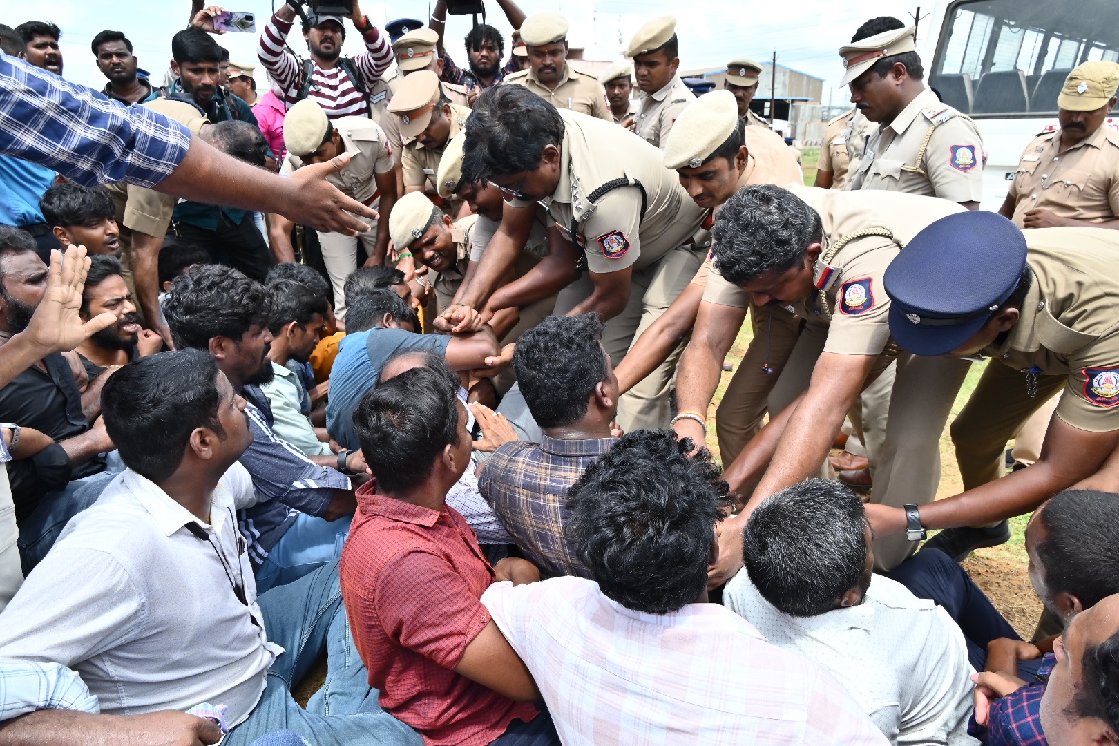 “வீட்டை வாங்கியது மசூதியா? கோலத்தைச் செருப்பால் அழித்த அராஜகம்… கொதித்தெழுந்த திருப்பூர் மக்கள்… வீட்டைப் பூட்டிவிட்டு தெருவில் இறங்கி அதிரடிப் போராட்டம்…!!”