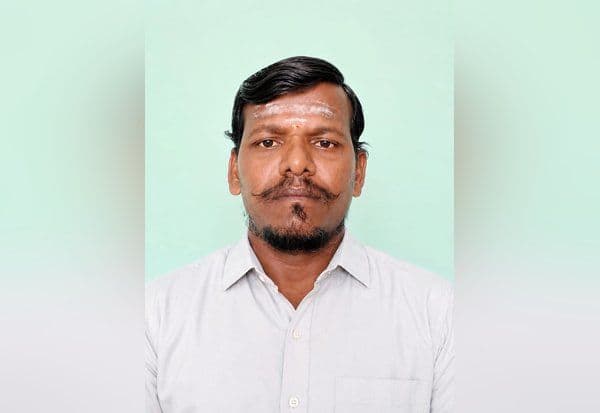 “நெல்லையில் கொடூரம் வாலிபர் தலைதுண்டித்து படுகொலை…. 2 பேர் அரிவாளுடன் சரண்…. பதற்றம், போலீசார் குவிப்பு…. சிசிடிவி வீடியோவால் பரபரப்பு….!!
