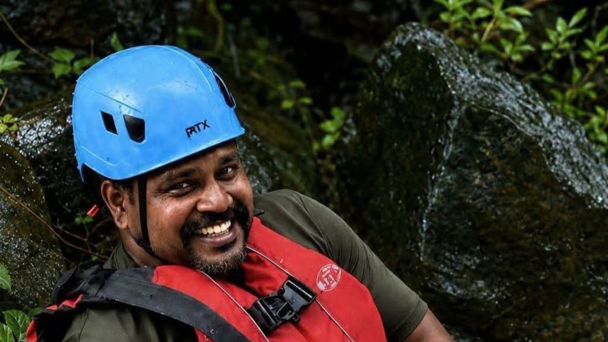 வெள்ளத்தில் சிக்கி தவித்த 61 வயது முதியவர்… தன் உயிரையே கொடுத்து மீட்ட நீச்சல் வீரர்… இப்படி ஒரு தியாகமா..? கண் கலங்க வைக்கும் சம்பவம்..!