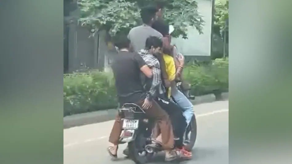 அடப்பாவிகளா..? “நடுரோட்டில் விபரீதம்”… ஒரே பைக்கில் பறந்த 6 பேர்… இதயத்தை உறைய வைத்த காணொளி… அடுத்து நடந்த டுவிஸ்ட்…!!