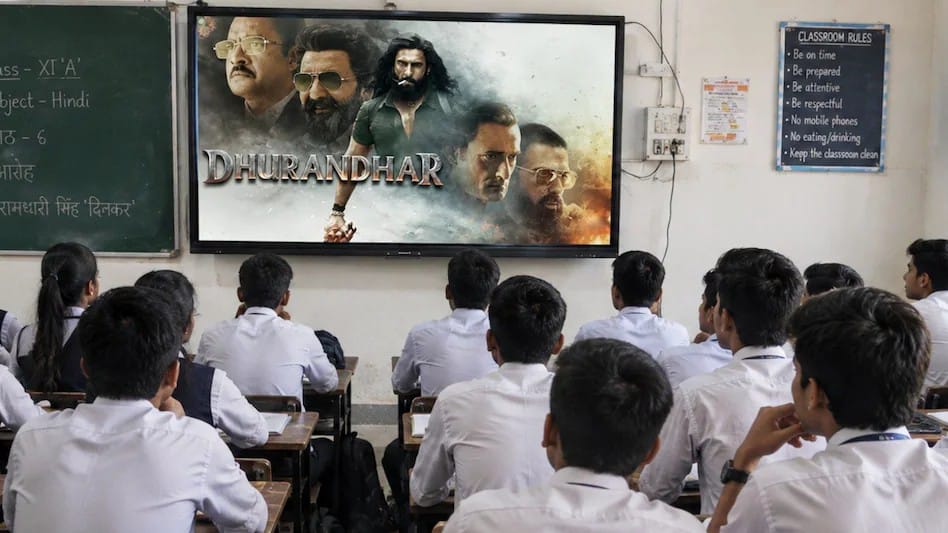 அரசு பள்ளியிலேயே படம் ஓட்டிட்டாங்க…! தூரந்தர் படத்தை ஜாலியாக பார்த்த மாணவர்கள்… லீக்கான காணொளி… வெடித்தது சர்ச்சை…!!
