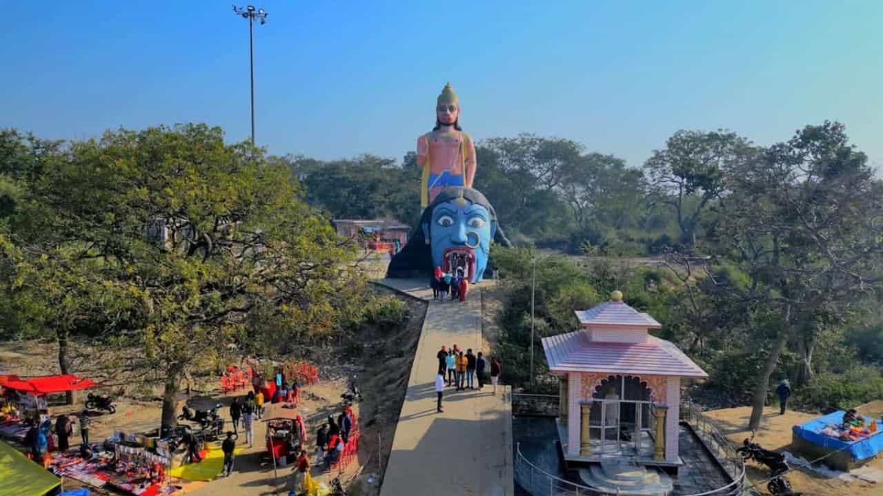 ​200 ஆண்டுகள் பழமை… 56 அடி உயர பிரம்மாண்ட சிலை…! பக்தர்களின் கஷ்டங்களை போக்கும் ‘உல்டா கர்ஹா’ ஹனுமான் கோவில் ரகசியம்…!