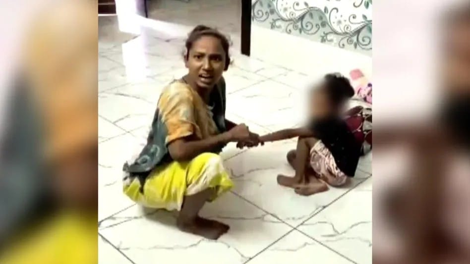 பெற்ற அம்மாவை இப்படி பண்ணா அந்த குழந்தை யார்கிட்ட போகும்..? 6 வயசு தான் ஆகுது… உருட்டு கட்டை, கரண்ட் ஷாக்… சிறுமியை கதற கதற வெளுத்தெடுத்த தாய்… நெஞ்சை பதற வைக்கும் வீடியோ…!
