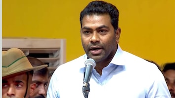 “தெரிஞ்சா எழுந்து நின்னு சொல்லுங்க!” எதிர்க்கட்சிகளைத் திணறடித்து கேள்வி எழுப்பிய ஆதவ் அர்ஜுனா.. வைரலாகும் அந்த அதிரடிப் பேச்சு..!!”