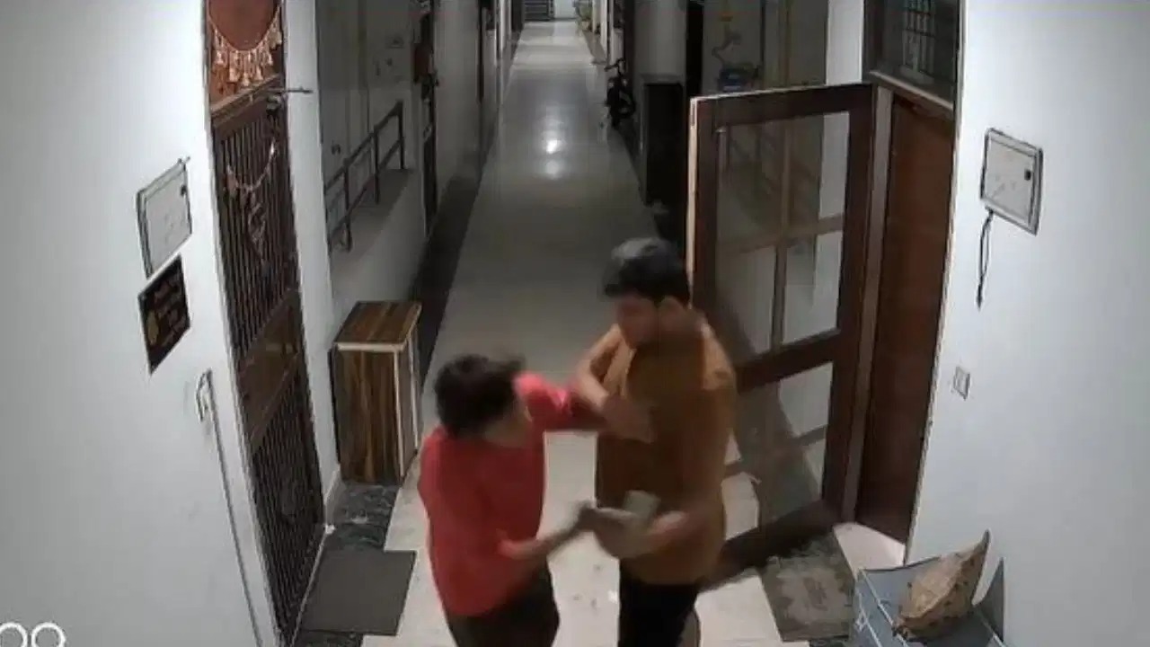 கொஞ்சம் லேட் ஆகிட்டு அதுக்குன்னு இப்படியா..? டெலிவரி ஊழியரை பிளாட்டுக்குள் இழுத்துட்டு போயிட்டு மிருகத்தனமாக அடித்த நபர்… நின்னு ரசித்து வேடிக்கை பார்த்த மனைவி.. பகீர் வீடியோ..!