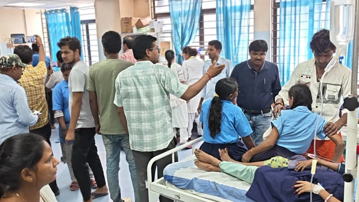 உப்புக்கு பதில் சர்ஃப் பவுடர்…! ஸ்கூலில் மதிய உணவு சாப்பிட்டதும் அடுத்தடுத்து மயங்கிய 40 மாணவர்கள்… இவ்வளவு அலட்சியமாவா சமைப்பீங்க..? என்ன நடந்தது..!!
