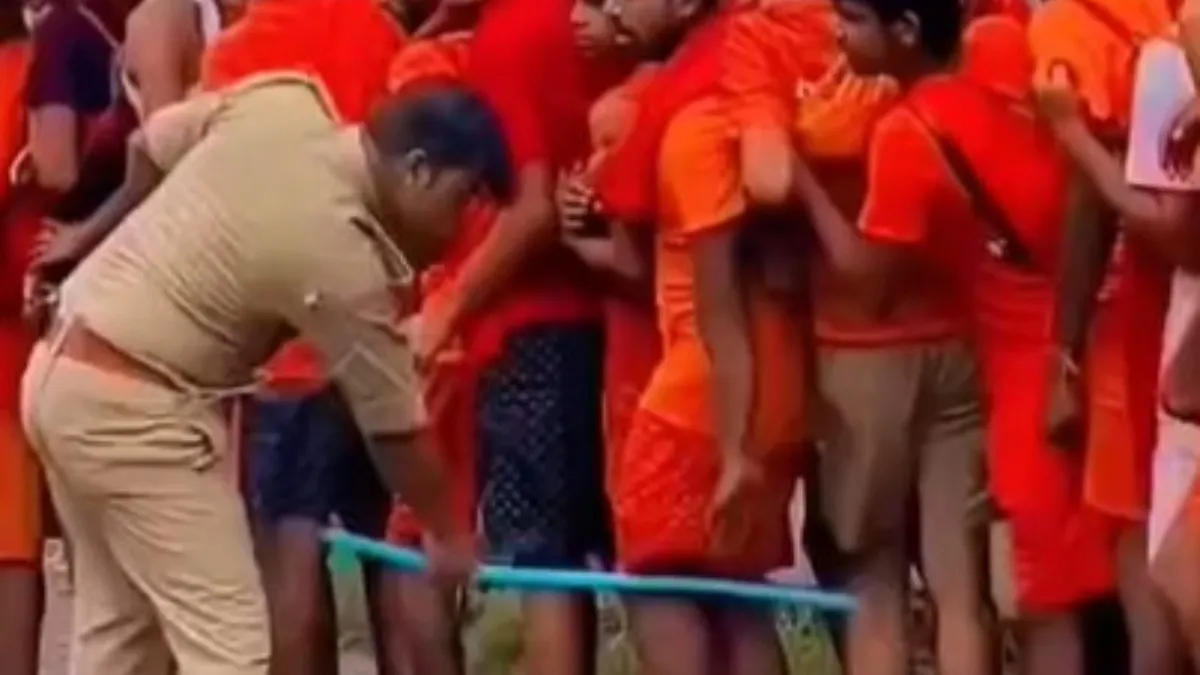 அவங்க அமைதியா வரிசையில் தானே நிற்கிறாங்க..? “கடவுளை தரிசனம் செய்ய நீண்ட நேரம் காத்திருந்த பக்தர்களை திடீரென லத்தியால் அடித்த போலீஸ்காரர்”… இணையத்தில் லீக்கான அதிர்ச்சி வீடியோ…!!
