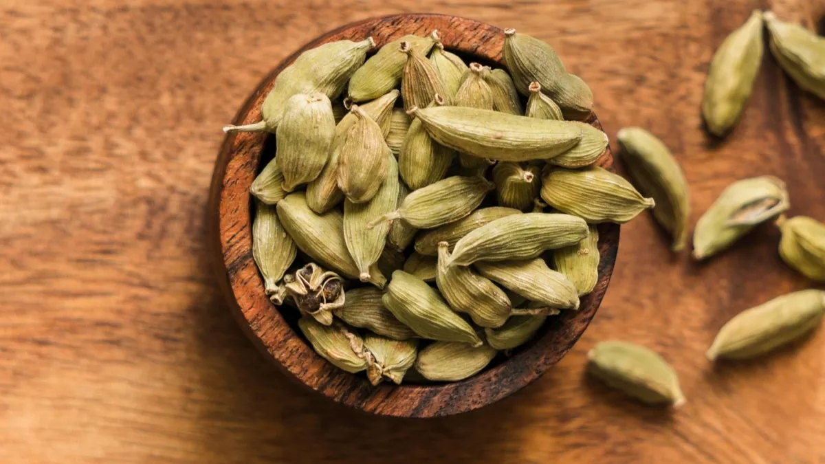 தினமும் ஏலக்காய் சாப்பிட்டால் உடலில் என்ன மாற்றம் நடக்கும்…? 15 நாட்களில் கிடைக்கும் பலன்கள் என்ன….?