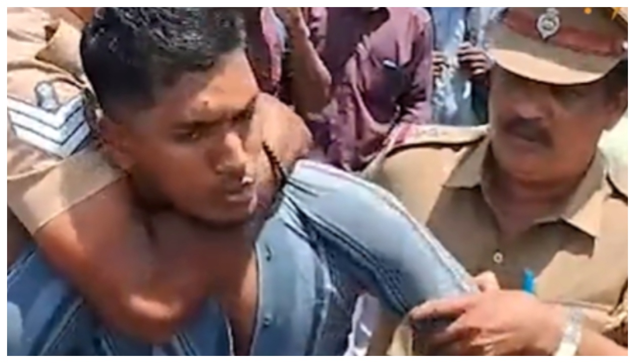 “காவல்துறையின் அதிர்ச்சி அடாவடி.. வழி கேட்டதற்காக இளைஞர் மீது விழுந்த கொடூர அடி… மாநாட்டுப் போராட்டத்தில் அரங்கேறிய ஷாக் சம்பவம்… இணையத்தில் கொந்தளிக்கும் மக்கள்..!!”