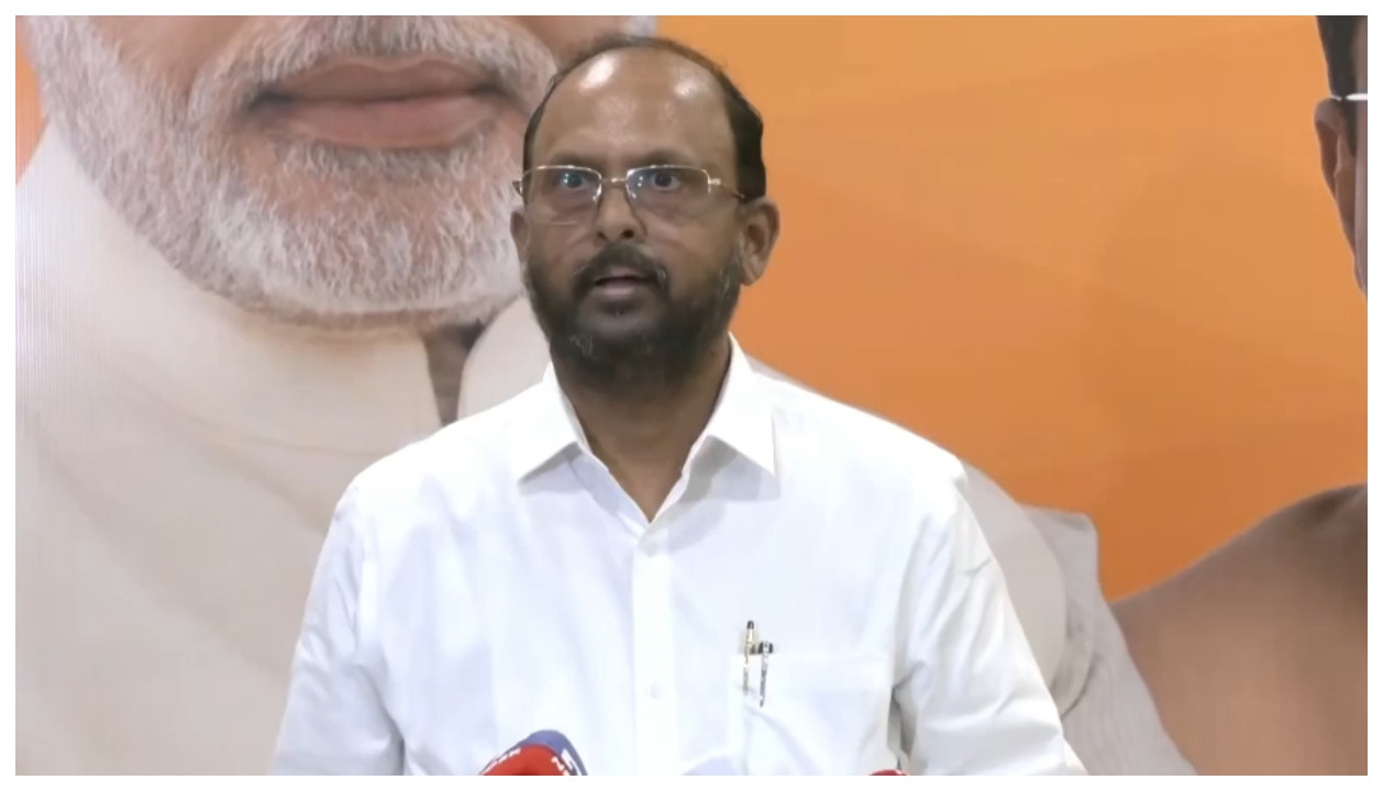 “பணிகள் நடந்து ஒரு மாதம் ஆச்சு… ஆனா இப்பதான் டெண்டர்!” முதல்வர் விஜய்யின் புதிய அலுவலகப் பணியில் அரங்கேறிய ரூ.5.54 கோடி பகீர் முறைகேடு… கொதிப்பில் எதிர்க்கட்சிகள்..!!”