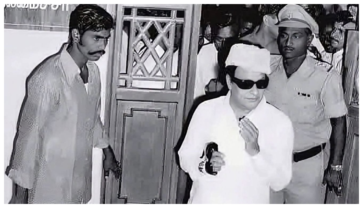 “திடீரென நின்ற கார்… மிரண்டு போன மக்கள்!” – எம்.ஜி.ஆர் செய்த அந்த ஒரு காரியம் என்ன தெரியுமா? சிறு கடைக்காரரைக் காப்பாற்ற அவர் காட்டிய மனிதாபிமானம்.. ஷாக்கான அதிகாரிகள்..!!”