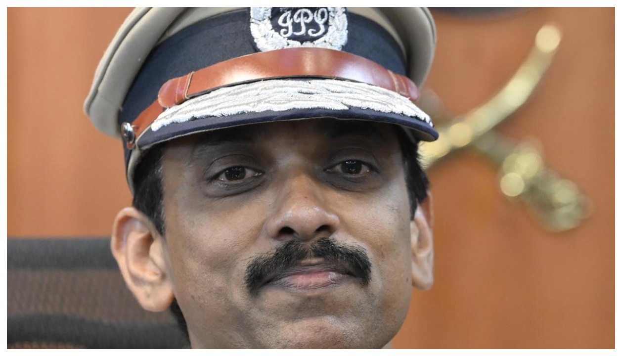 “என்னை பற்றிக் பேச இவ்வளவு தைரியமா?” – சவுக்கு சங்கர் மீது அதிரடியாக ரூ.1 கோடி இழப்பீட்டு வழக்குத் தொடர்ந்த ஐபிஎஸ் அதிகாரி….!!”