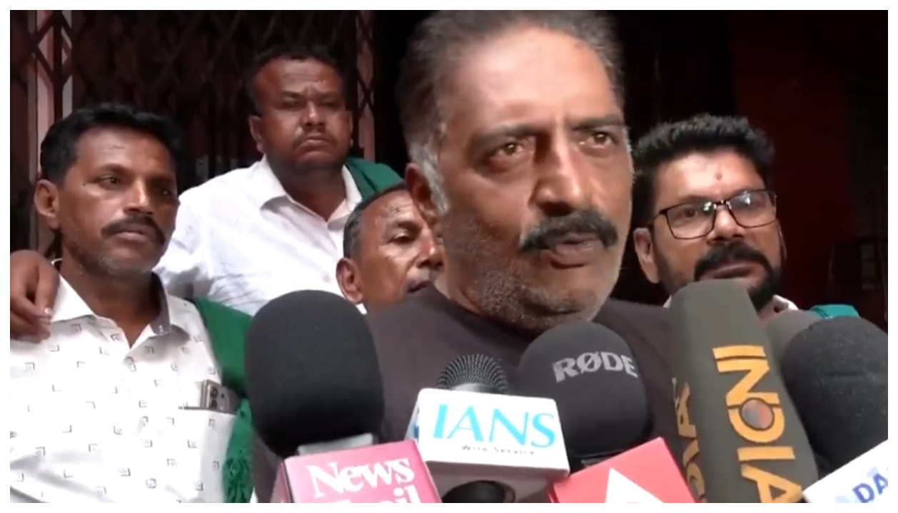 வாக்காளர் பட்டியலில் இருந்து பெயர் நீக்கம்: நடிகர் பிரகாஷ் ராஜ் மற்றும் தேர்தல் ஆணையம் இடையே வெடித்த மோதல்… அரசியலில் திடீர் திருப்பம் ஏற்படுத்திய வைரல் சர்ச்சை..!!”