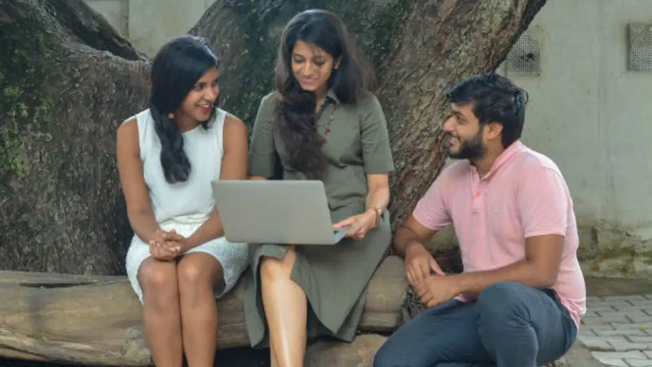 வீடு தேடி போன இடத்தில் அடித்த ஜாக்பாட்..! இதுதாங்க அதிர்ஷ்டம் தேடி வருதுன்னு சொல்லுவாங்க… வீடும் கிடைச்சுட்டு வேலையும் கிடைச்சிட்டு… வியக்க வைக்கும் உண்மை..!