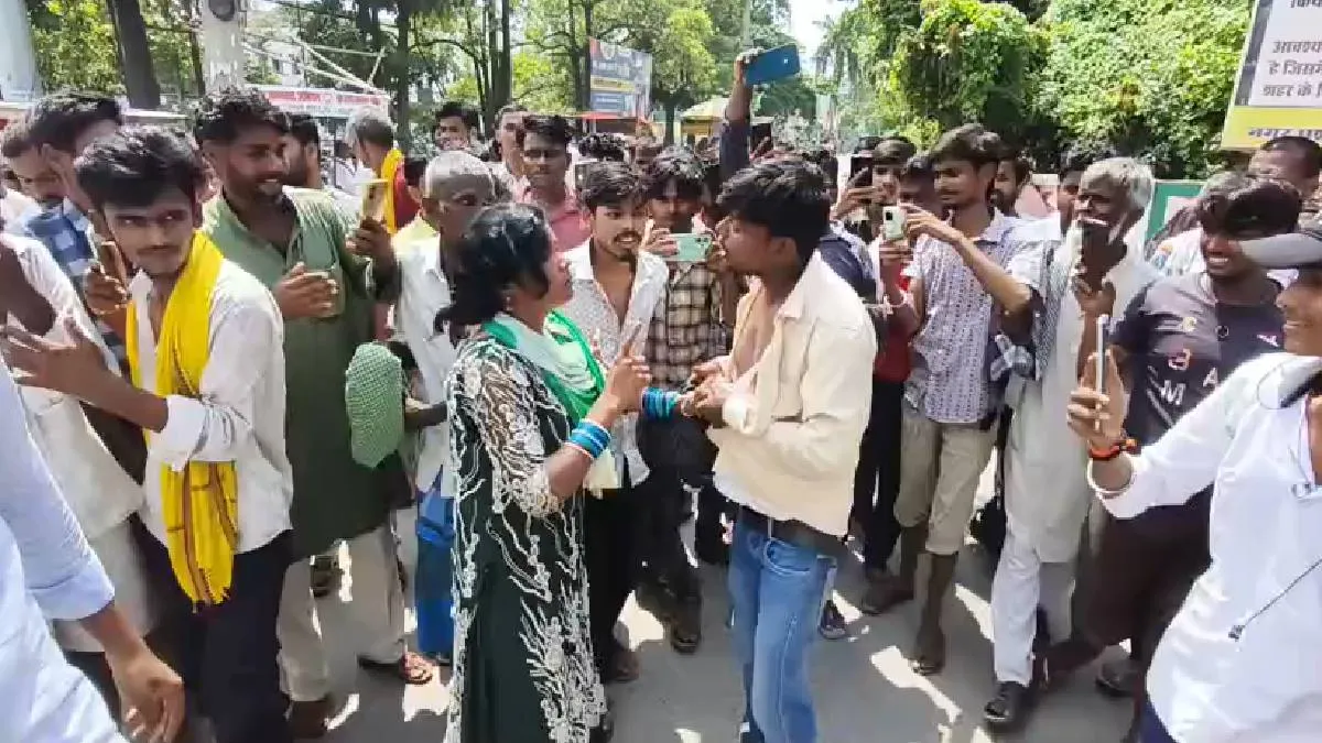 டேய்..! நான் உயிரோடு இருக்கும்போது இன்னொருத்திய கல்யாணம் பண்ணிக்கிட்டியா..? நடு ரோட்டில் புருஷன் என் காலரை பிடித்து இழுத்து வெளுத்து வாங்கிய மனைவி… ஊரே ஒன்று கூடி வேடிக்கை பார்த்த அதிர்ச்சி…!