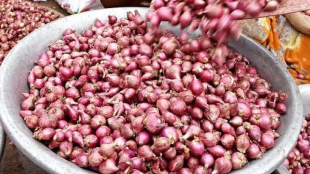 இல்லத்தரசிகளின் கண்களில் கண்ணீர் வர வைக்கும் வெங்காய விலை…! “ஒரே நாளில் கிடுகிடுவென உயர்ந்தது”… விலை எவ்வளவுன்னு தெரிஞ்சா ஆடிப் போயிடுவீங்க..!!