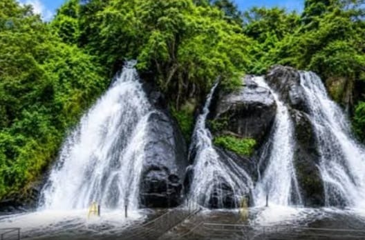 குளிக்கும்போது அருவியில் வெள்ளம்… பாறை உருண்டு விழுந்ததில் உடைந்தது மண்டை… இந்த பக்கம் யாரும் வராதீங்க..? வைரலாகும் எச்சரிக்கை வீடியோ..!