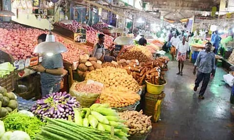 “ஓணம் பண்டிகை எஃபெக்ட்” ரூ.90-ல் இருந்து ரூ.250 ஆக உயர்ந்த அதிரடி விலை…. காய்கறிகள் விலை உயர்வால் பொதுமக்கள் புலம்பல்….!!