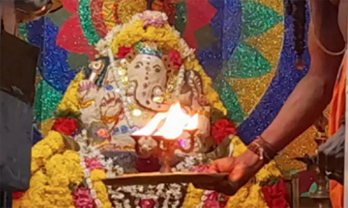 “108 தேங்காய் உடைச்சா உடனே நடக்கும் அதிசயம்….!” கல்யாணத் தடை, குழந்தை பாக்கியத்துக்கு ஒரே ஒரு தீர்வு…. சர்க்கரை விநாயகரின் ரகசியம்….!!