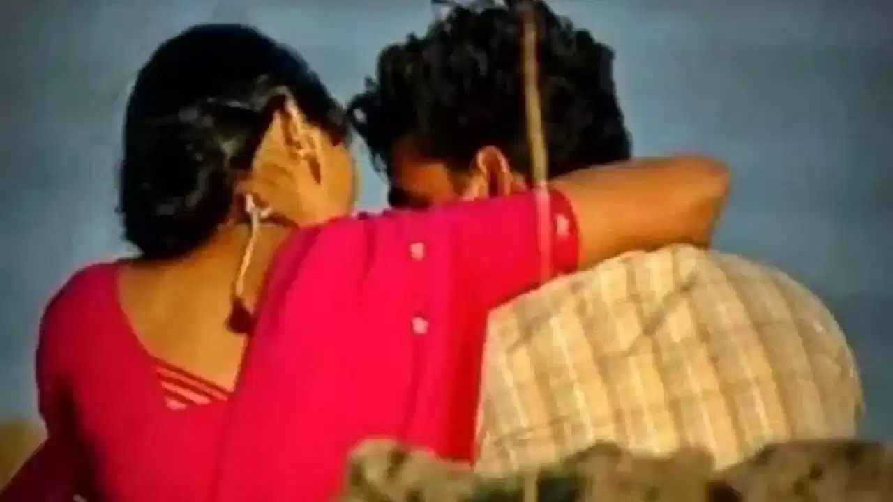 “7 டூ 16 வயதில் 5 குழந்தைங்க”… நீ விஷம் குடிச்சு செத்துப் போ… எனக்கு கள்ளக்காதலன் தான் வேணும்… வீட்டை விட்டு ஓடிட்டு கணவனை கொடூரமாக திட்டிய மனைவி… பிள்ளைகள் கண் முன்னே உயிரை விட்ட தந்தை…!!