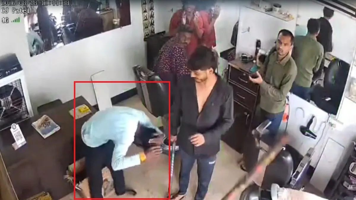 அடப்பாவமே..! சிரிச்சது ஒரு குத்தமா..? சலூன் கடைக்கு வெளியே நண்பர்கள் பேசி சிரித்ததால் வெடித்த சண்டை… பட்டப்பகலில் கும்பலாக வெளுத்தெடுத்த சம்பவம்..!