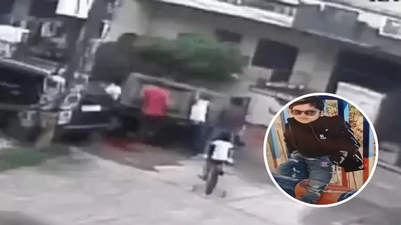 ஜாலியாக சைக்கிள் ஓட்டிட்டு போன சிறுவன்..! தண்ணீருக்கு கேனோடு வந்த இ-ரிக்ஷா… கண்ணிமைக்கும் நொடியில் துடிதுடித்து பலியான பிஞ்சு உயிர்… பதற வைக்கும் சிசிடிவி காட்சி.!
