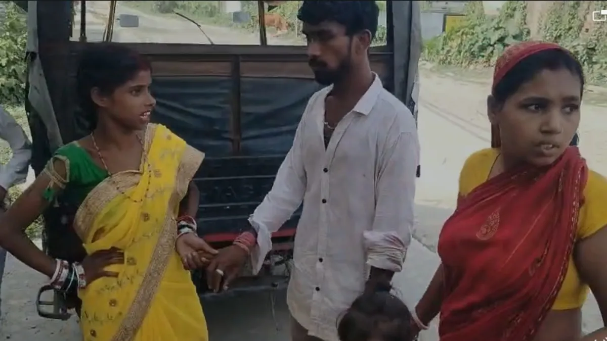 அவன் என் புருஷன்.. எனக்கு மட்டும் தான் சொந்தம்… நடுரோட்டில் மல்லு கட்டிய 2 மனைவிகள்… 6 குழந்தைக்கு தாயான பெண்ணுடன் ஒரு அறையில் வைத்து… அதிர்ச்சி வீடியோ..!
