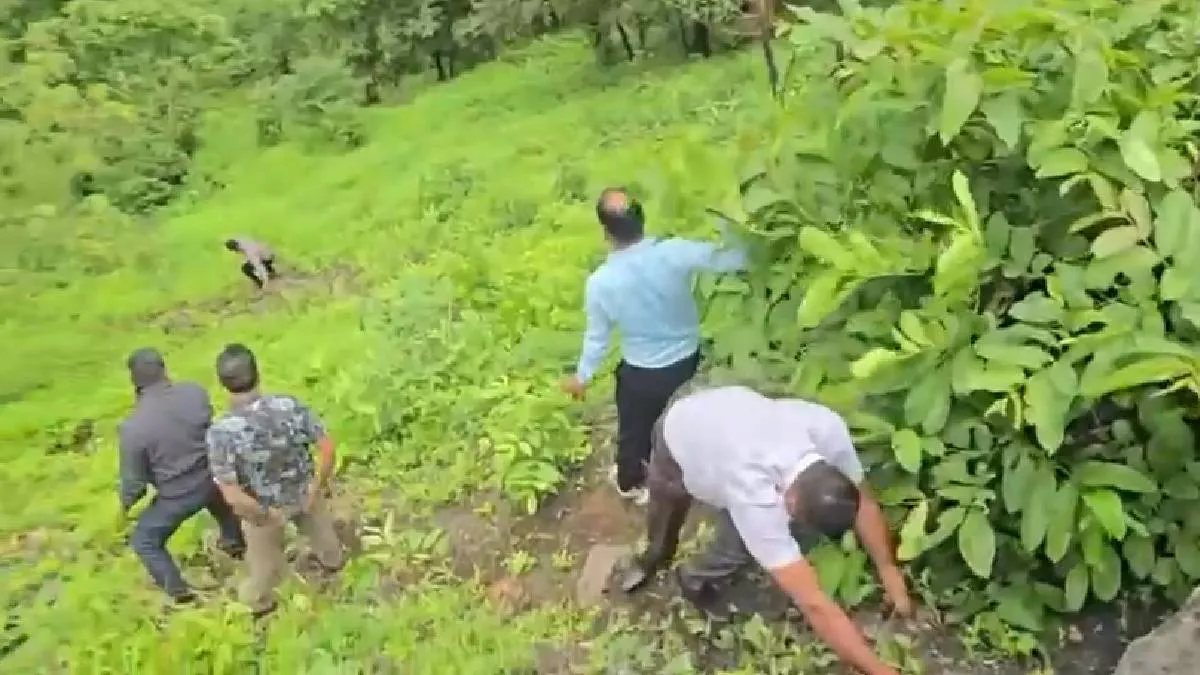 “15 வருஷம் லிவ்-இன் ரிலேஷன்ஷிப்”… காட்டில் பிணமாக கிடந்த காதலன்… 18 மணி நேரமாக பிணத்துடன் இருந்த காதலி.. 3 நண்பர்களை வீட்டுக்கு கூப்பிட்டு… அதிர்ச்சி சம்பவம்…!!!