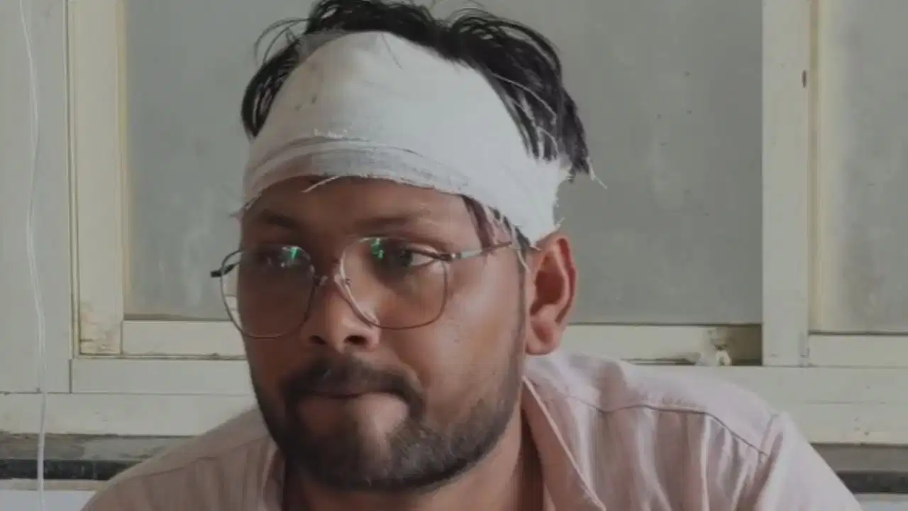 நான் கஷ்டப்பட்டு படிக்க வச்சு அவளை டீச்சர் ஆக்குனேன்…! 3 குழந்தைங்க இருக்காங்க.. அரசு வேலை கிடைத்ததும் என் போன உடைச்சுட்டு வீட்டை விட்டு துரத்திட்டா… கணவன் கதறல்..!!