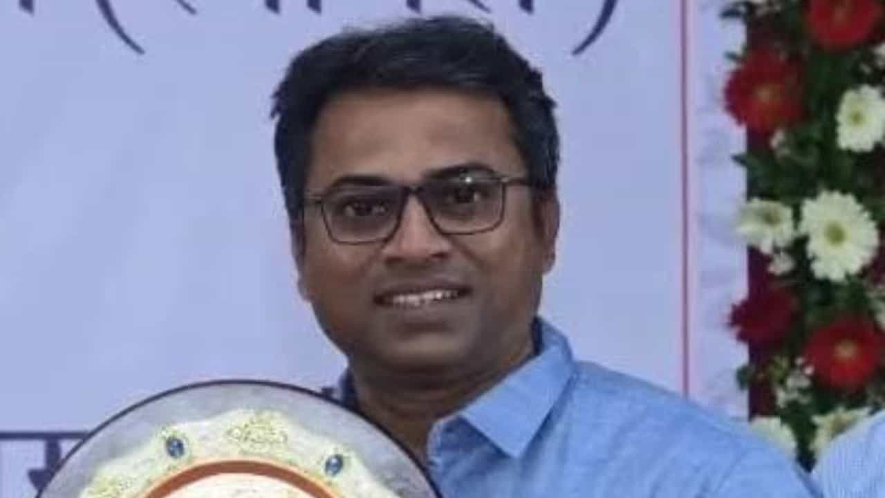 “ஃப்ரீயா இருந்தா தனியா வா….!” 16 வயது மாணவிக்கு மெசேஜ் அனுப்பிய தேசிய விருது பயிற்சியாளர்… யார்கிட்டயும் சொல்லக்கூடாதுன்னு மிரட்டல்…. மாஸ்டர் பிடியில் இருந்து தப்பி ஓடிய மாணவி….!!!