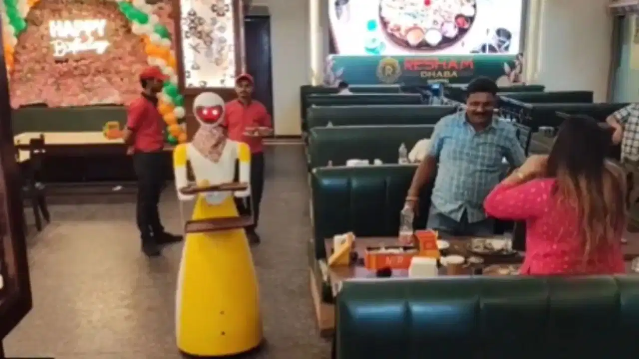 வெயிட்டர் வேலைக்கு வந்த ரோபோ… வாடிக்கையாளர்களின் மேசைக்கே உணவு கொண்டு சென்ற வியக்க வைக்கும் காட்சி…!