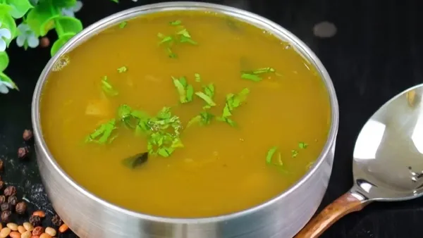 “ரத்தம் வேகமா ஊறணுமா….?” முருங்கைக்கீரையோட இந்த 1 பொருளைச் சேர்த்து…. சூப் வச்சுக் குடிங்க…. 10 நிமிடத்தில் ரெடியாகும் ஹெல்தி ரெசிபி….!!!