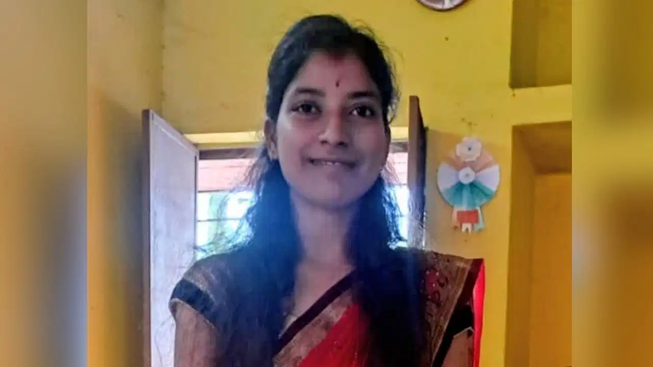 ஆசை ஆசையா காதலனை கரம்பிடித்த டீச்சர்…! “கல்யாணத்துக்கு பிறகும் புருஷனை விட்டு பிரிய சொல்லி டார்ச்சர்”..? பூட்டிய அறையில் பிணமாக கிடந்த பெண்… நண்பன் கூறிய உறைய வைக்கும் தகவல்கள்…!